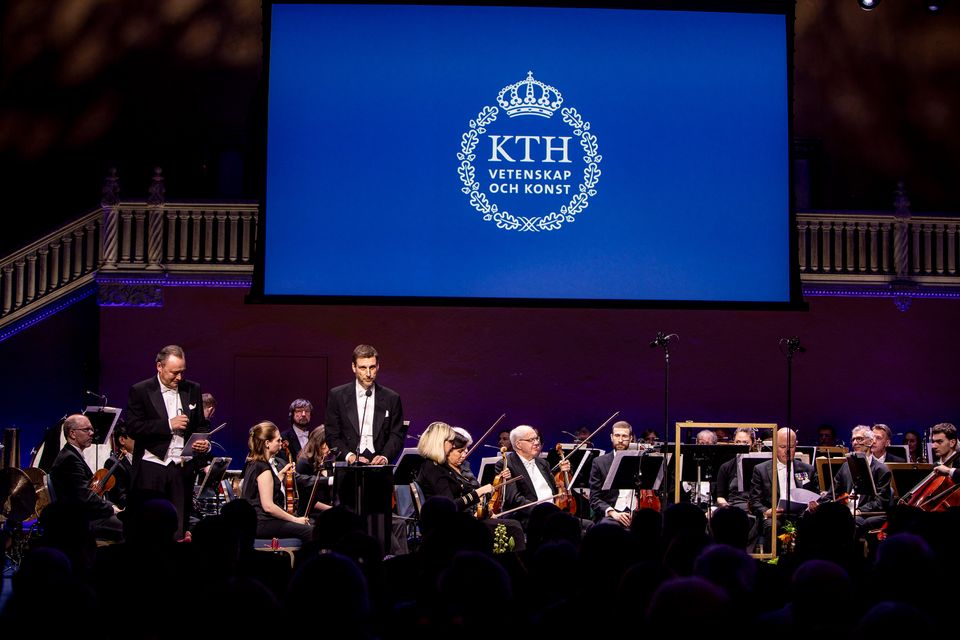 Stefan Ränk accepts KTH's award for industrial collaboration 2023. 